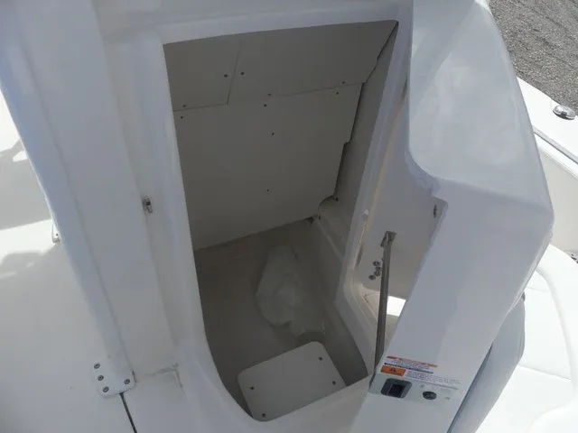 Slide: The Image of Robalo 246 Cayman 2026 - 15