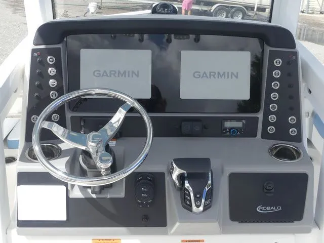 Slide: The Image of Robalo 246 Cayman 2026 - 17