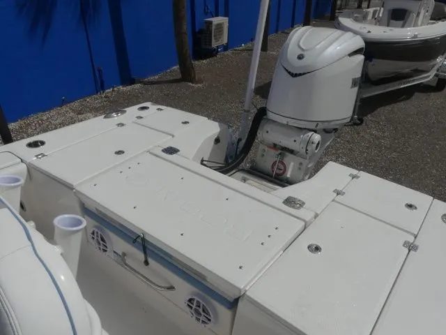 Slide: The Image of Robalo 246 Cayman 2026 - 19