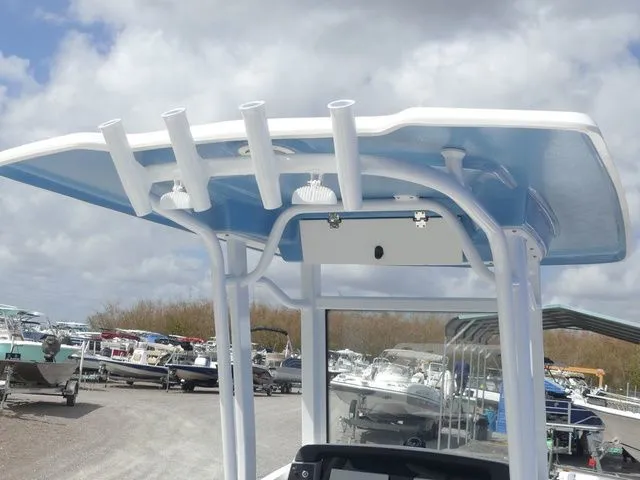 Slide: The Image of Robalo 246 Cayman 2026 - 20