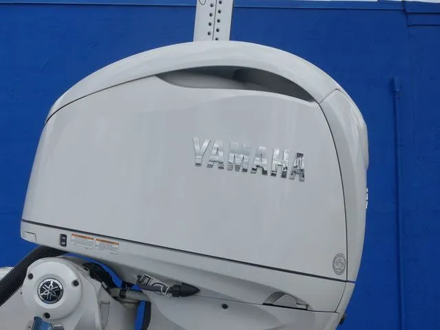 Slide: The Image of Robalo 246 Cayman 2026 - 9