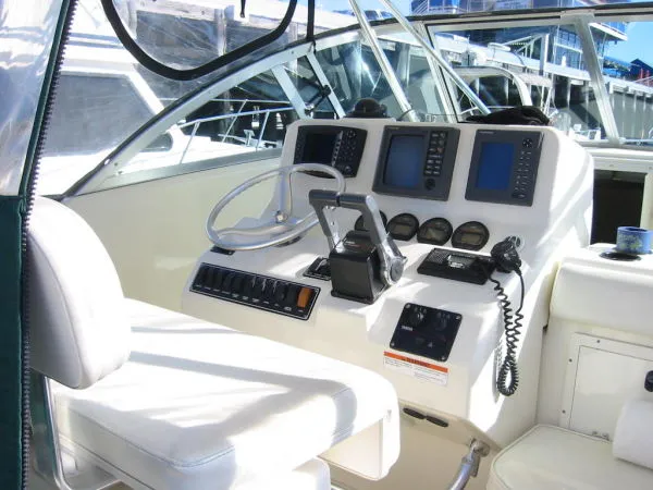 Slide: The Image of Pursuit Offshore CC 2000 - 4