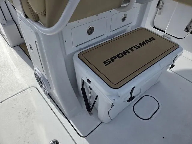 Slide: The Image of Sportsman Heritage 261 Center Console 2026 - 10