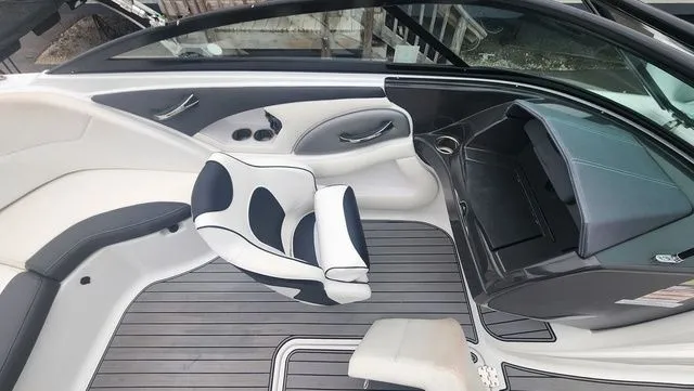 Slide: The Image of Monterey 224FS 2018 - 9