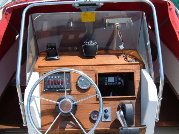 Slide: The Image of Boston Whaler OUTRAGE 1973 - 5