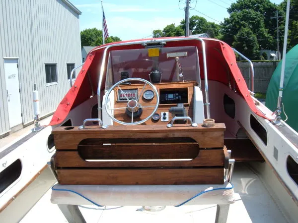 Slide: The Image of Boston Whaler OUTRAGE 1973 - 6