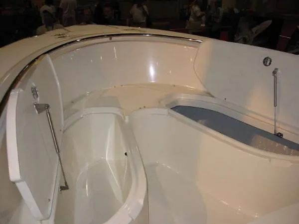 Slide: The Image of Pursuit 2570 Center Console 2006 - 3
