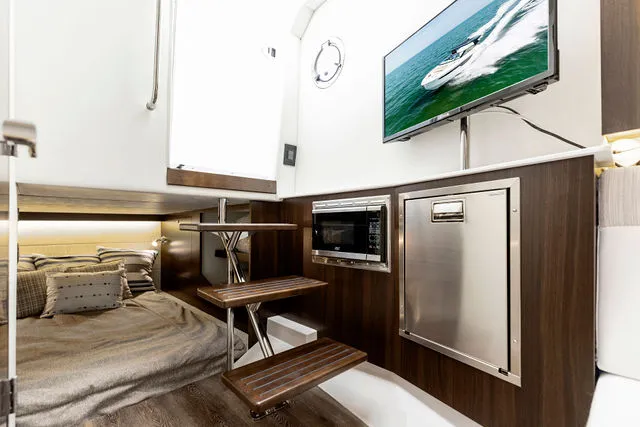 Slide: The Image of Cruisers Yachts 38 2020 - 38