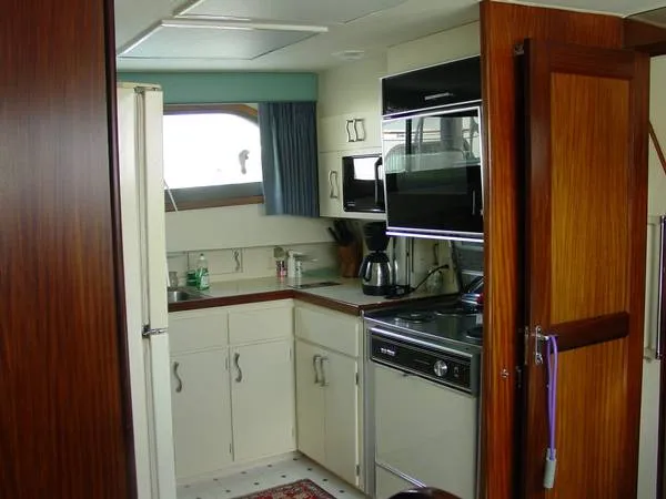 Slide: The Image of Hatteras Motor Yacht 1985 - 8