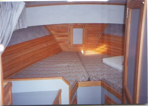 Slide: The Image of Portsmouth 30 Flybridge Sedan 1989 - 1