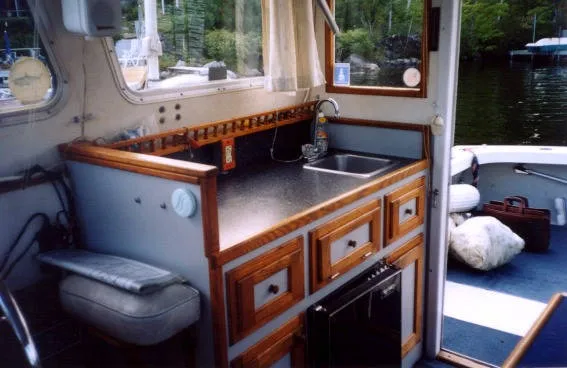 Slide: The Image of Portsmouth 30 Flybridge Sedan 1989 - 2