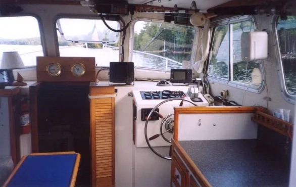 Slide: The Image of Portsmouth 30 Flybridge Sedan 1989 - 4