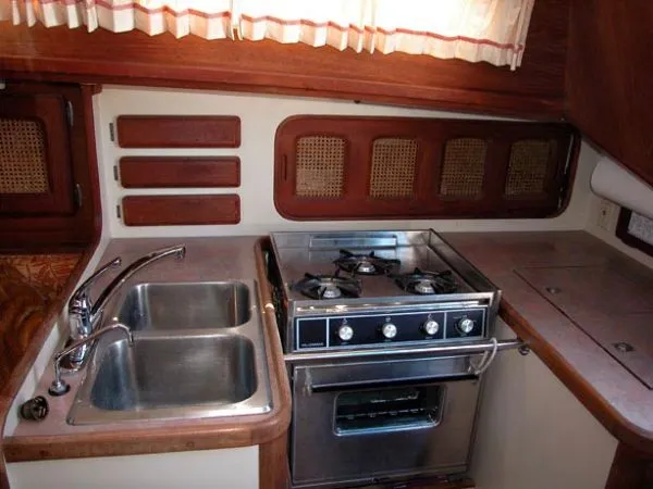 Slide: The Image of Islander 1985 - 8