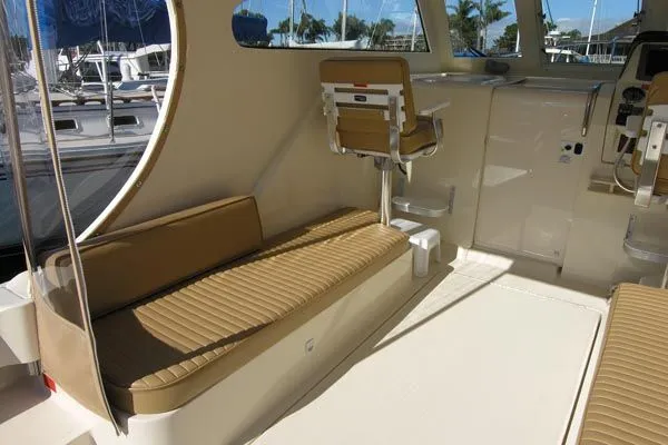 Slide: The Image of Mainship Pilot 30 II Sedan 2006 - 6