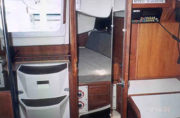 Slide: The Image of Hunter 33.5 1990 - 8