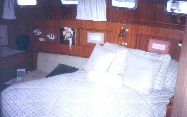 Slide: The Image of Spindrift Sundeck Motoryacht 1984 - 4