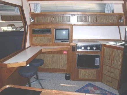 Slide: The Image of Sea Ray 390 Express 1987 - 4