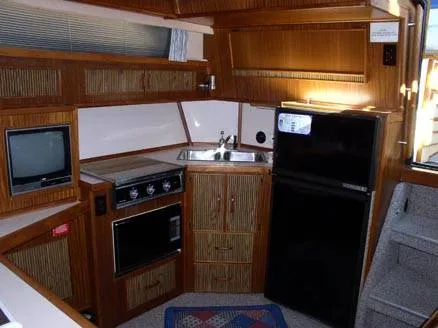Slide: The Image of Sea Ray 390 Express 1987 - 5