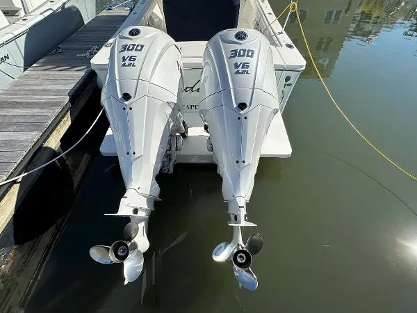 Slide: The Image of Regulator Marine 28 Center Console 2021 - 11