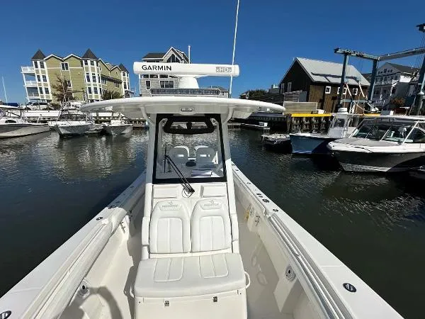 Slide: The Image of Regulator Marine 28 Center Console 2021 - 4