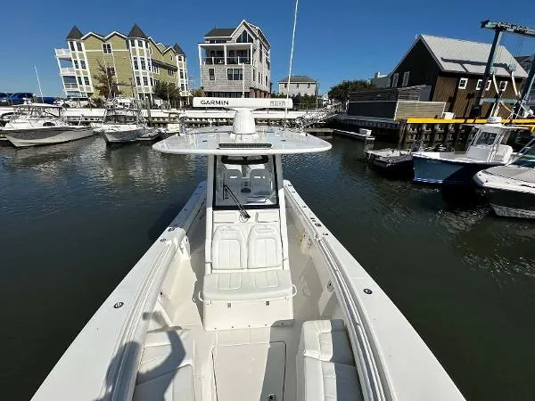 Slide: The Image of Regulator Marine 28 Center Console 2021 - 5