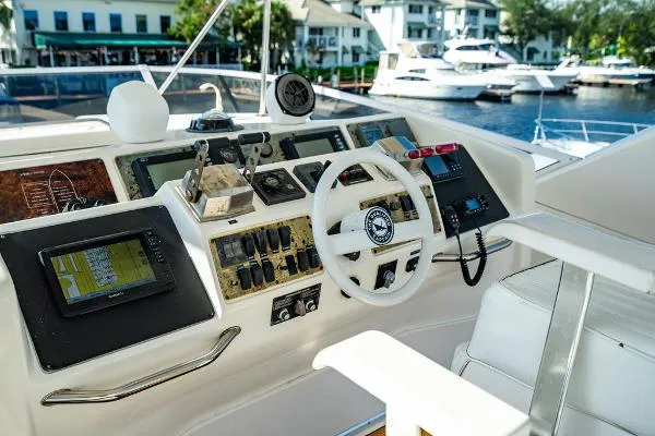 Slide: The Image of Sea Ray 550 Sedan Bridge 1998 - 3
