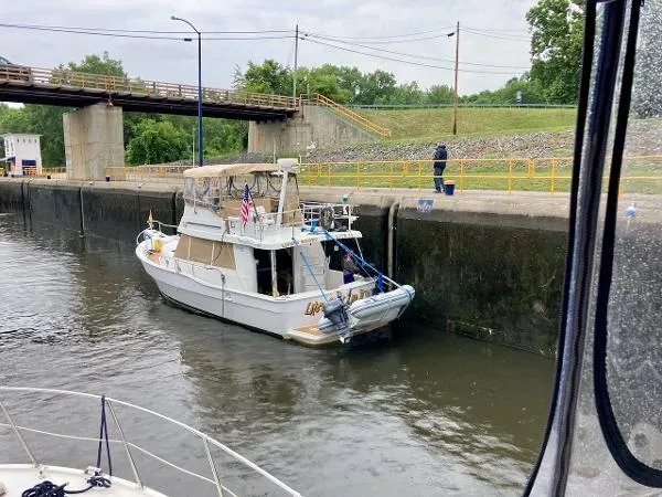 Slide: The Image of Mainship 390 Trawler 2001 - 1