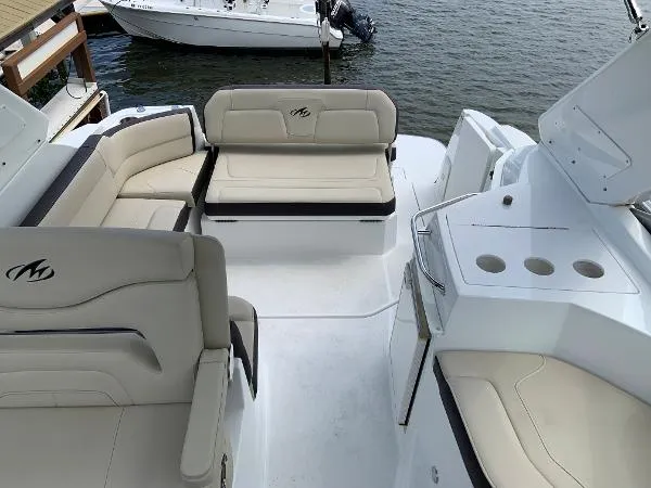 Slide: The Image of Monterey 295 Sport Yacht 2016 - 11