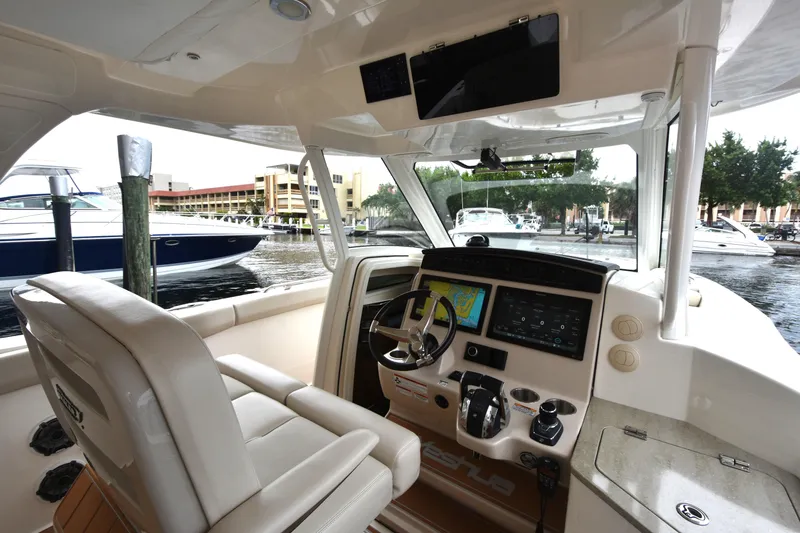 Slide: The Image of Boston Whaler 350 Realm 2020 - 4