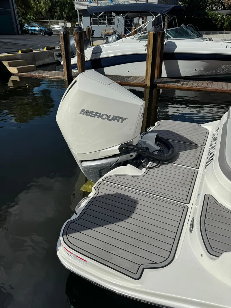 Slide: The Image of Sea Ray 270SD-OB 2023 - 1