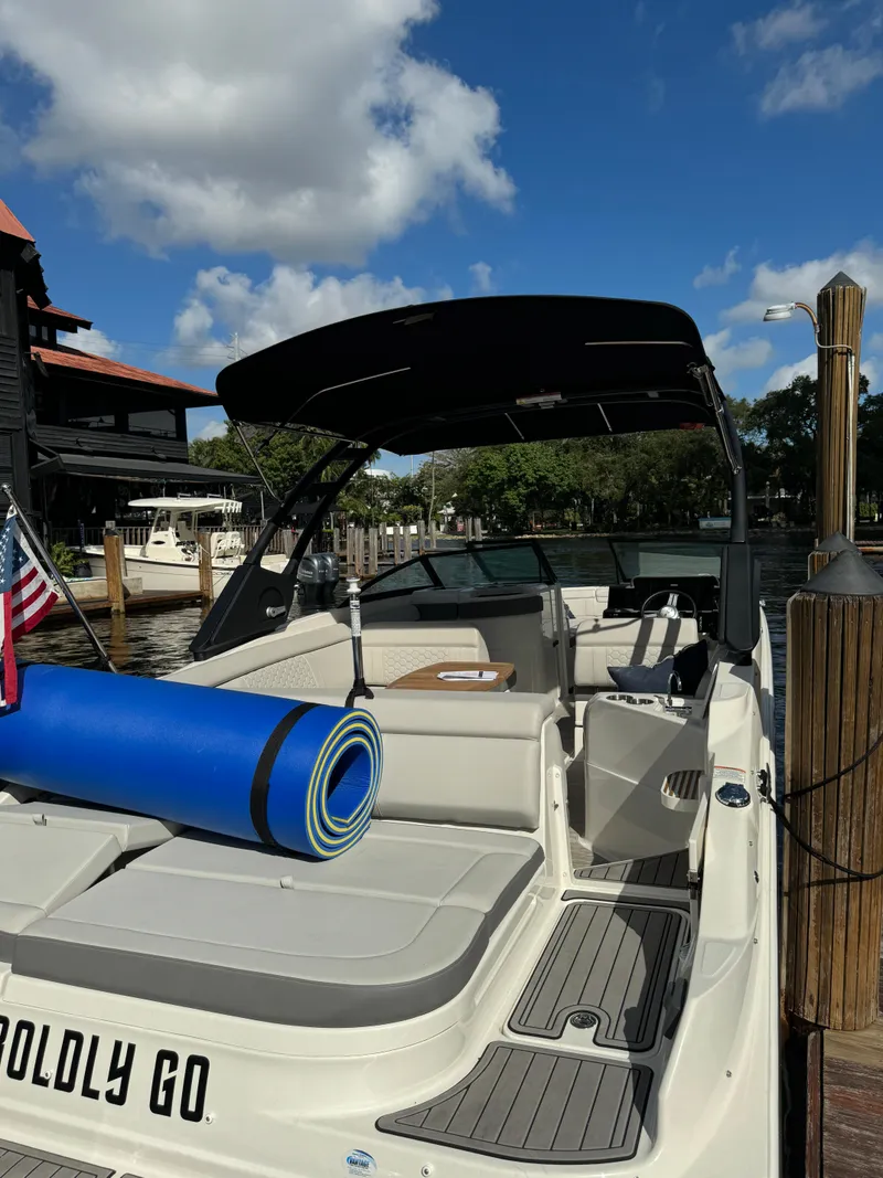 Slide: The Image of Sea Ray 270SD-OB 2023 - 2