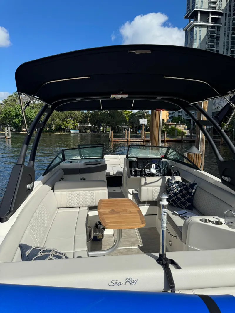 Slide: The Image of Sea Ray 270SD-OB 2023 - 3