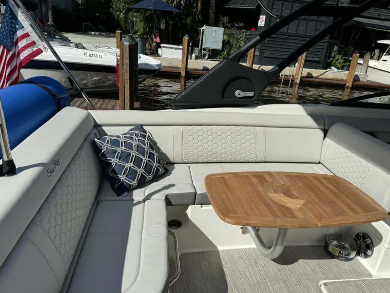 Slide: The Image of Sea Ray 270SD-OB 2023 - 8