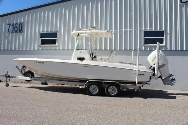 Slide: The Image of Boston Whaler 240 Dauntless 2018 - 2