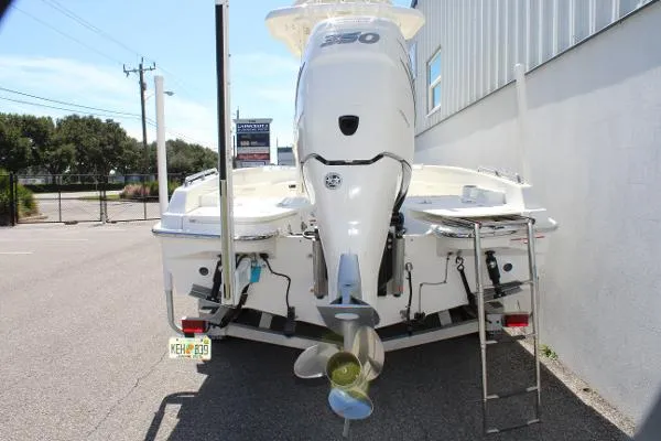 Slide: The Image of Boston Whaler 240 Dauntless 2018 - 8