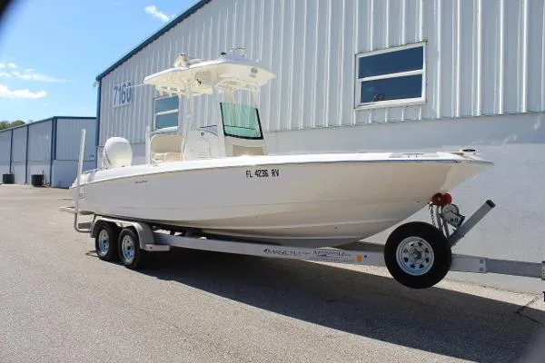 Slide: The Image of Boston Whaler 240 Dauntless 2018 - 9