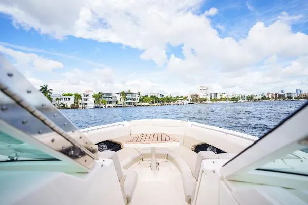 Slide: The Image of Boston Whaler 280 Vantage 2023 - 7