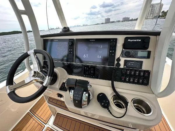 Slide: The Image of Boston Whaler 270 Dauntless 2021 - 8