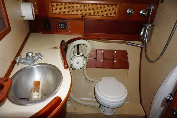 Slide: The Image of Island Packet 32 Cutter 1990 - 11