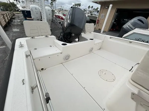 Slide: The Image of Boston Whaler 19 Montauk 2020 - 10