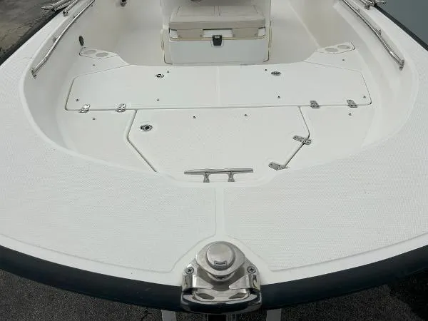 Slide: The Image of Boston Whaler 19 Montauk 2020 - 5