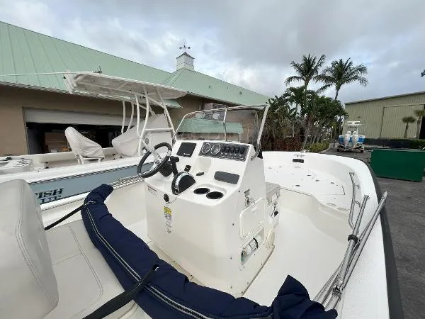 Slide: The Image of Boston Whaler 19 Montauk 2020 - 8