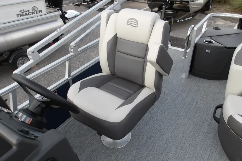 Slide: The Image of Captain's chair on 2026 Sun Tracker Bass Buggy 18 DLX pontoon boat. - 15