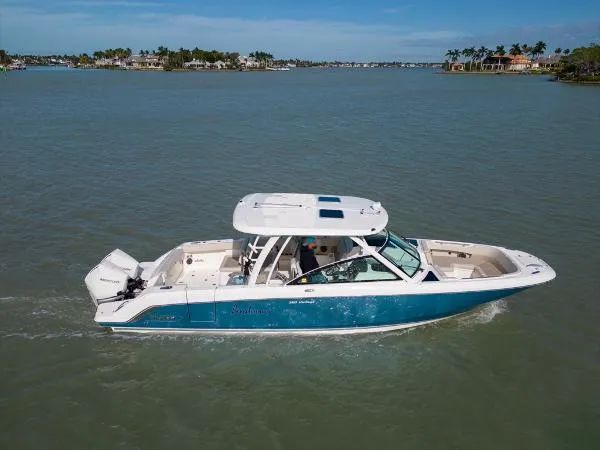 Slide: The Image of Boston Whaler 320 Vantage 2021 - 9