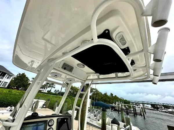 Slide: The Image of Boston Whaler 230 Outrage 2018 - 11