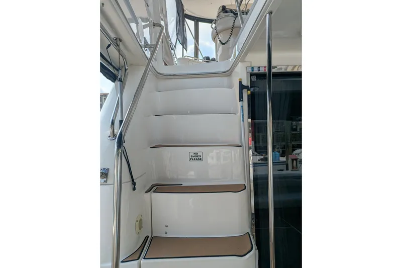 Slide: The Image of Staircase on 1998 Sea Ray 480 Sedan Bridge yacht with "No Shoes" sign. - 17
