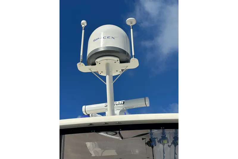 Slide: The Image of Radar and antenna on 1998 Sea Ray 480 Sedan Bridge against blue sky. - 41