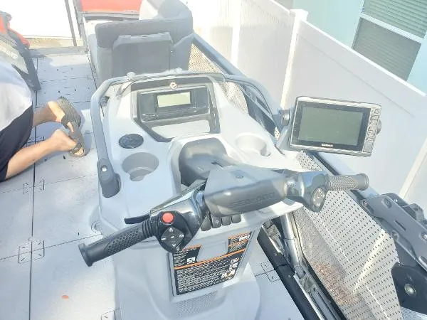 Slide: The Image of Sea-Doo Switch 230 hp 2022 - 9