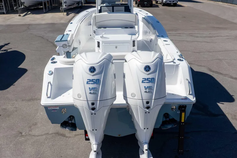 Slide: The Image of 2026 Sea Hunt Ultra 275 SE boat with dual Yamaha 250 V6 engines. - 42