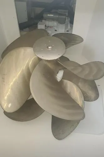 Slide: The Image of Sea Ray L550 2019 - 6